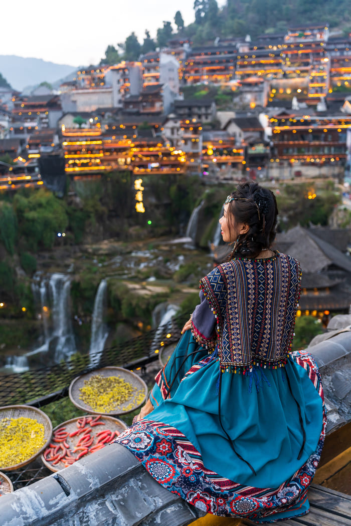 mujer mirando una alde en lijiang china
